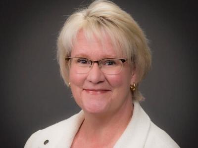 Lisa Schroeter headshot